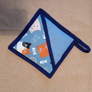 Fedőfogó - edényfogó  kék alapon macska mintás - otthon & életmód - konyhafelszerelés, tálalás - konyhai textil - edényfogó & edényfedő - Meska.hu