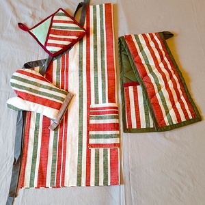 Konyhai szett, kötény, kesztyű, fedőfogó, tepsifogó bordó csíkos mintás - otthon & életmód - konyhafelszerelés, tálalás - konyhai textil - edényfogó & edényfedő - Meska.hu