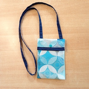 Nyakba akasztható mobil tok - türkizkék rombusz - Meska.hu