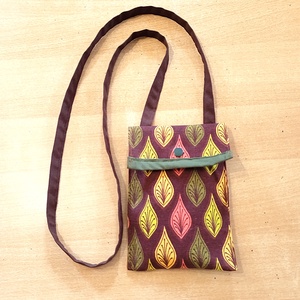 Nyakba akasztható mobil tok - barna alapon őszies pávaszemek - Meska.hu