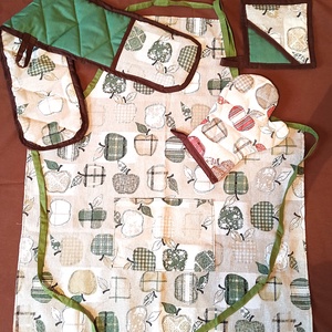 Konyha szett  /kötény, kesztyű. tepsifogó, fedő fogó/ - alma mintás - otthon & életmód - konyhafelszerelés, tálalás - konyhai textil - edényfogó & edényfedő - Meska.hu