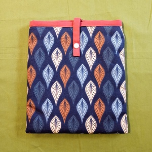 Könyvtok, könyvvédő -  kék páveszemes mintás - Meska.hu