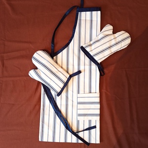 Konyhai szett : kötény, kesztyű -  kék-fehér csíkos - otthon & életmód - konyhafelszerelés, tálalás - konyhai textil - edényfogó & edényfedő - Meska.hu