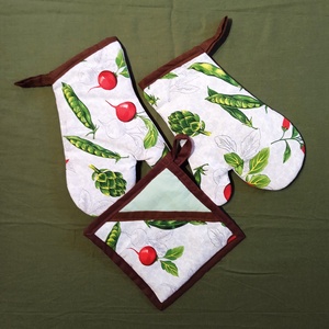 Konyha szett : 2 db kesztyű fedélfogóval - borsó, retek, piros paprika mintás - otthon & életmód - konyhafelszerelés, tálalás - konyhai textil - edényfogó & edényfedő - Meska.hu