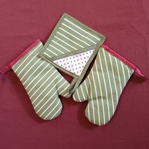 Konyha szett : 2 db kesztyű fedélfogóval - zöld fehér csíkos, pöttyös - otthon & életmód - konyhafelszerelés, tálalás - konyhai textil - edényfogó & edényfedő - Meska.hu