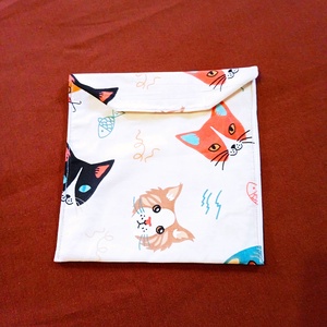 Tépőzáras snackbag,  uzsonnatasak, szendvics tartó - színes cica fejek - táska & tok - bevásárlás & shopper táska - kenyeres zsák - Meska.hu