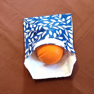 Tépőzáras snackbag,  uzsonnatasak, szendvics tartó - kék alapon fehér levelek - Meska.hu