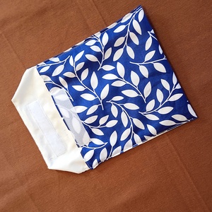 Tépőzáras snackbag,  uzsonnatasak, szendvics tartó - kék alapon fehér levelek - táska & tok - bevásárlás & shopper táska - kenyeres zsák - Meska.hu