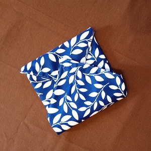 Tépőzáras snackbag,  uzsonnatasak, szendvics tartó - kék alapon fehér levelek - táska & tok - bevásárlás & shopper táska - kenyeres zsák - Meska.hu