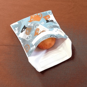 Tépőzáras snackbag,  uzsonnatasak, szendvics tartó -Kék alapon cicás, dekor vászon - Meska.hu