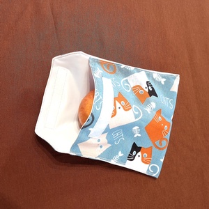 Tépőzáras snackbag,  uzsonnatasak, szendvics tartó -Kék alapon cicás, dekor vászon - táska & tok - bevásárlás & shopper táska - kenyeres zsák - Meska.hu