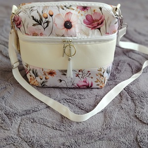 Válltáska fehér alapon virágmintával, Táska & Tok, Kézitáska & válltáska, Vállon átvethető táska, Varrás, MESKA