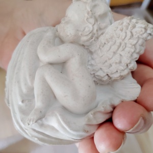 Alvó angyalka figura - bronz antikolt kis angyal - őszi / karácsonyi dekor - otthon & életmód - dekoráció - asztal és polc dekoráció - asztaldísz - Meska.hu