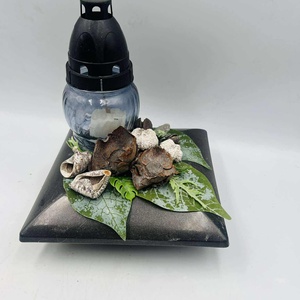 Sírdísz négyzetes grafit tálban üvegmécsessel és havas szürke szárazvirággal M20x17xm, Otthon & Életmód, Vallás, Temetkezési tárgy, Sírkoszorú, kegyeleti koszorú, Virágkötés, MESKA