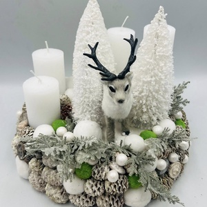 Fehér terméses adventi asztaldísz  hófehér gyertyákkal, szürke szarvassal és zöld részletekkel - Meska.hu