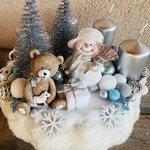 Hóemberes adventi koszorú  4 gyertyás, ezüst-fehér-kék színvilágban - karácsony - adventi díszek - adventi asztaldísz - Meska.hu