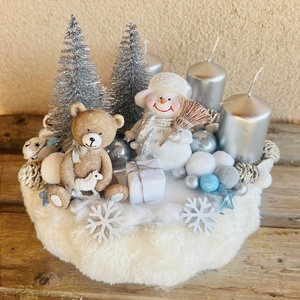 Hóemberes adventi koszorú  4 gyertyás, ezüst-fehér-kék színvilágban - karácsony - adventi díszek - adventi asztaldísz - Meska.hu