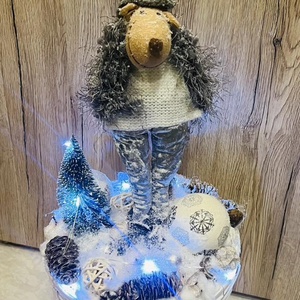 Szürkefehér vendégváró dekor LED-fénnyel és szarvassal  71 cm magas, Karácsony, Karácsonyi lakásdekoráció, Karácsonyfa, grincsfa, Virágkötés, MESKA