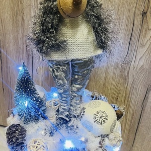 Szürkefehér vendégváró dekor LED-fénnyel és szarvassal  71 cm magas - karácsony - karácsonyi lakásdekoráció - karácsonyfa, grincsfa - Meska.hu