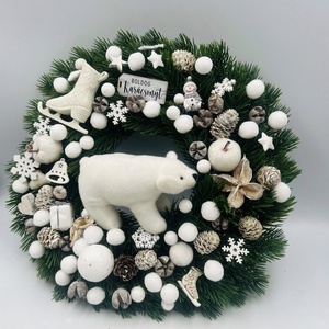  40 cm-es műfenyős karácsonyi ajtódísz fehér díszekkel és jegesmedvével, Karácsony, Adventi díszek, Adventi ajtódísz, Virágkötés, MESKA