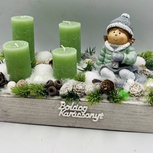 Karácsonyi asztaldísz zöld gyertyákkal és figurával, Karácsony, Adventi díszek, Adventi asztaldísz, Virágkötés, MESKA