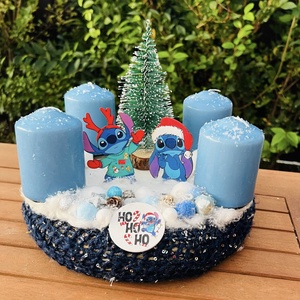  MINDEN AMI KARÁCSONY (ASZTALDÍSZ,AJTÓDÍSZ,DEKOROK STB) Stich Adventi Asztaldísz  26 cm  4 Vastag Kék Gyertyával  Sti - karácsony - adventi díszek - adventi asztaldísz - Meska.hu