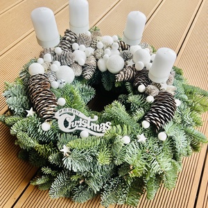 45 cm élő nobilis fenyő adventi asztaldísz  Hófehér gyertyával és díszekkel, Karácsony, Adventi díszek, Adventi asztaldísz, Virágkötés, MESKA