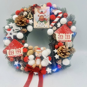 30 cm-es műfenyős ajtódísz LED fénnyel, szarvassal és karácsonyi díszekkel, Karácsony, Adventi díszek, Adventi ajtódísz, Virágkötés, MESKA