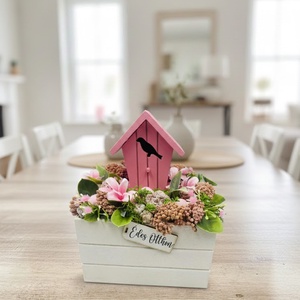 asztaldísz fehér fa ládában � rózsaszín madárházzal, mű zöldekkel és virágokkal, Otthon & Életmód, Dekoráció, Asztal és polc dekoráció, Asztaldísz, Virágkötés, MESKA