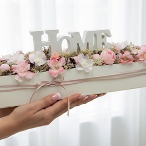 asztaldísz � HOME felirattal, fehér és halványrózsaszín virágokkal, Otthon & Életmód, Dekoráció, Asztal és polc dekoráció, Asztaldísz, Virágkötés, MESKA