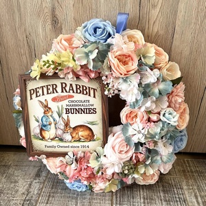 Extra nagy méretű Nyúl Péter ajtódísz művirággal, fa táblával, Otthon & Életmód, Dekoráció, Ajtó- és ablak dekoráció, Ajtódísz & Kopogtató, Virágkötés, MESKA