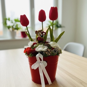 Szives kaspós macis asztaldíszpiros tulipánnal, Otthon & Életmód, Dekoráció, Virágdísz és tartó, Virágdíszek, Virágdísz kaspóban, Virágkötés, MESKA