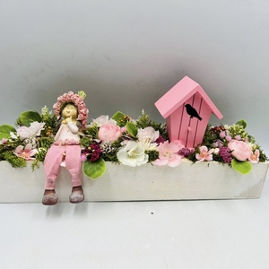 Ülő kislány figurás asztaldísz fa ládában � rózsaszín díszítéssel (35 cm) Bájos, romantikus hangulatú asztaldísz fa ládá - Meska.hu