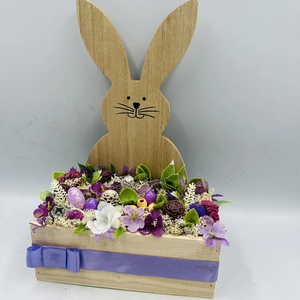 Húsvéti láda nyúllal � fa, 20�11�30 cm, natúr szín, virágokkal és terméssel, lila díszítéssel, Ünnepi díszek, dekorációk, Húsvéti díszek és dekorációk, Húsvéti virágos díszek, Virágkötés, MESKA