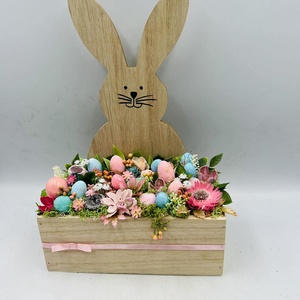 Húsvéti láda nyúllal � fa, 20�11�30 cm, natúr szín, virágokkal és terméssel, rózsaszín és kék díszítéssel - Meska.hu
