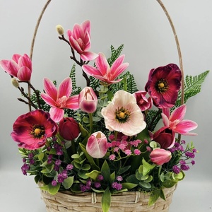 Tavaszi művirág beültetés rózsaszín kosárban � élethű rózsaszín virágokkal, magnóliával - Meska.hu