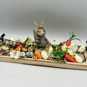 Húsvéti asztaldísz natúr fa tálcán � nyuszival, tojásokkal és répával (kb. 35 cm), Ünnepi díszek, dekorációk, Húsvéti díszek és dekorációk, Húsvéti virágos díszek, Virágkötés, MESKA