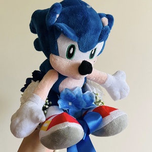 Sonic ballagási csokor � plüss figurával, kék virág díszítéssel - Meska.hu