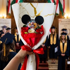 Mickey töltött édességes ballagási csokor -az ár 1 csokorra vonatkozik!, Otthon & Életmód, Virágdekoráció, Virágok, Virágcsokor, Virágkötés, MESKA