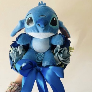 Stitch kék plüssös ballagási csokor művirágokkal, Otthon & Életmód, Virágdekoráció, Virágok, Virágcsokor, Virágkötés, MESKA