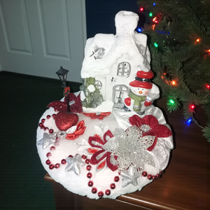 Világító házikós asztaldísz ezüst-pirosban, Karácsony, Adventi díszek, Adventi asztaldísz, Mindenmás, MESKA