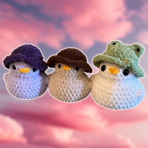 Horgolt barna kalapos kacsa - játék & sport - plüssállat & játékfigura - madár - Meska.hu