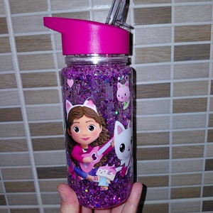 Gabi babaháza csillámos gyerek kulacs, Otthon & Életmód, Konyhafelszerelés, tálalás, Italos kellékek, Kulacsok, , hógömb jelegű. Felrázva a csillámok mozognak benne. 
300 ml
Csak kézi mosogatás. 
kemény műanyag sz..., MESKA