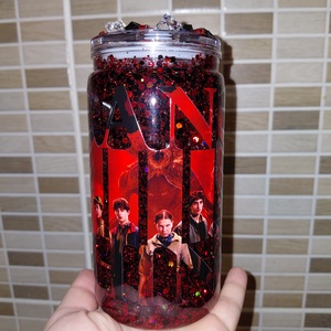 Stranger things csillámos pohár , Otthon & Életmód, Konyhafelszerelés, tálalás, Tálalás, Pohár, , 450 ml műanyag.  Fekete és piros csillámok mozog benne megrázva. Szívószállal díszített tetővel.  , MESKA