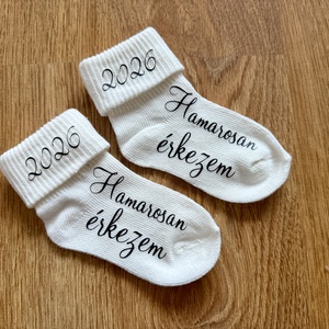 Hamarosan érkezem - Baba bejelentő zokni, Baba - mama, Babaemlékek, Bababejelentők, , MESKA