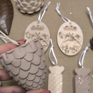 Karácsonyfadíszek krém-bézs-barna színekben  - karácsony - karácsonyi lakásdekoráció - karácsonyfadíszek - Meska.hu