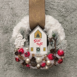 Karácsonyi ajtódísz Silent night feliratú házikóval, Otthon & Életmód, Dekoráció, Ajtó- és ablak dekoráció, Ajtódísz & Kopogtató, Virágkötés, Mindenmás, MESKA
