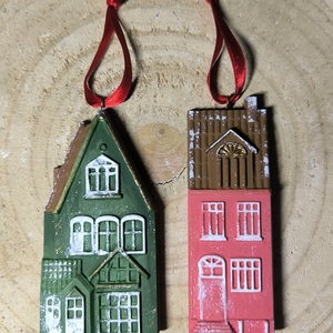 Házikó karácsonyfadíszek , Karácsony, Karácsonyi lakásdekoráció, Karácsonyfadíszek, Festett tárgyak, Kerámia, 2 darab gipszből öntött, kézzel festett házikó karácsonyfadísz piros, zöld, barna színekben.
Mérete..., MESKA