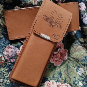 Barna bőr tolltartó - otthon & életmód - papír, írószer - tolltartó & ceruzatekercs - Meska.hu