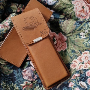 Barna bőr tolltartó - otthon & életmód - papír, írószer - tolltartó & ceruzatekercs - Meska.hu